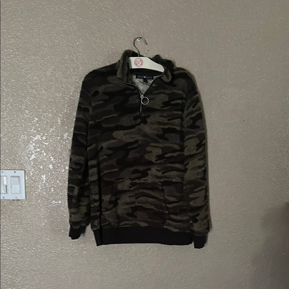 Camo soft pullover large